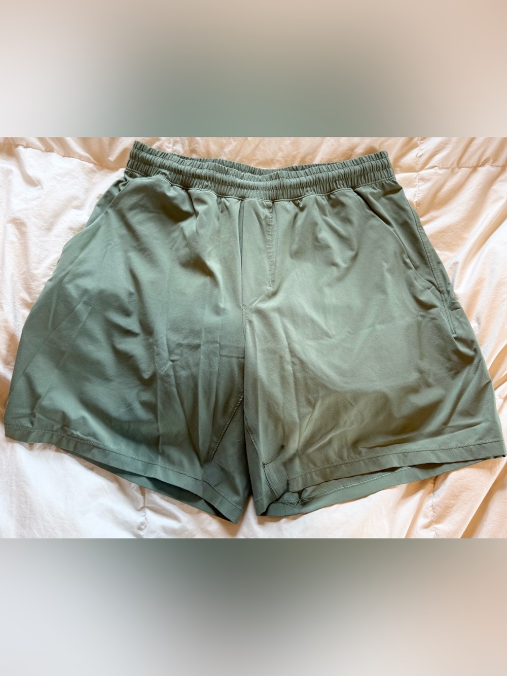 Lululemon men’s Pacebreakers 7inch inseam. Olive green color in great condition